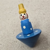 klovne-træ-snurretop-glad-ansigt-gul-hat-blå-krop-hvide-med-prikker